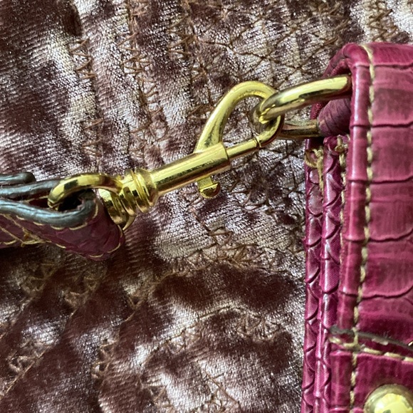 Large magenta clutch with gold accents - Picture 3 of 8